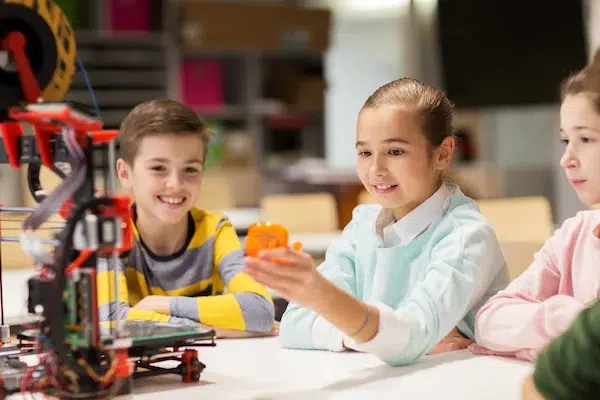 kids using 3d printer