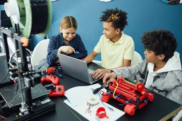 kids using 3d printer